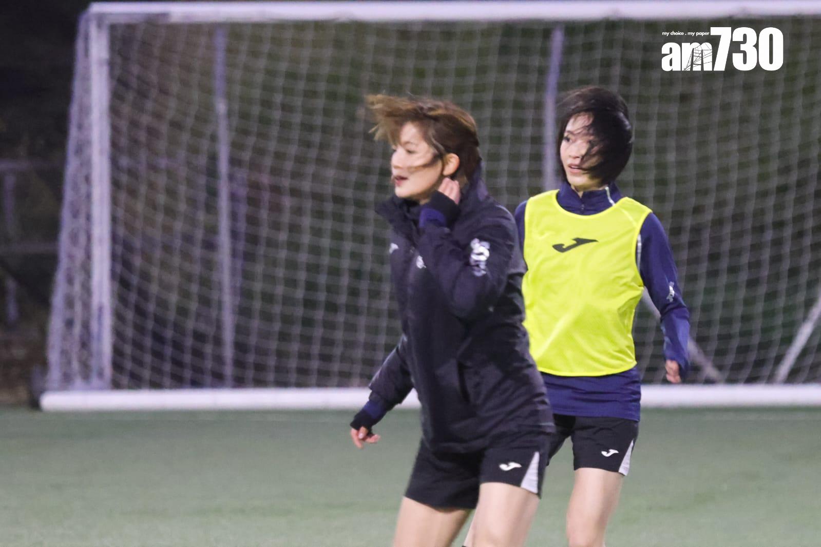 一眾足球女將冒住寒風在球場進行4分鐘熱身賽。(吳康琦攝)