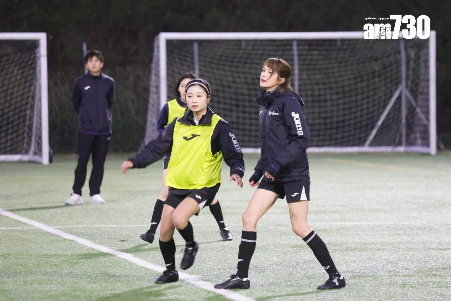 一眾足球女將冒住寒風在球場進行4分鐘熱身賽。(吳康琦攝)