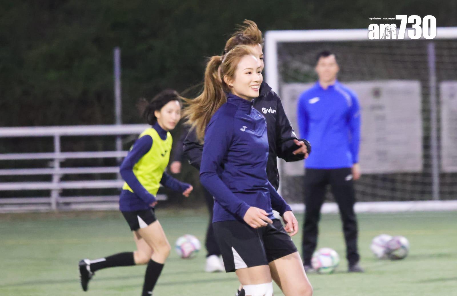 一眾足球女將冒住寒風在球場進行4分鐘熱身賽。(吳康琦攝)