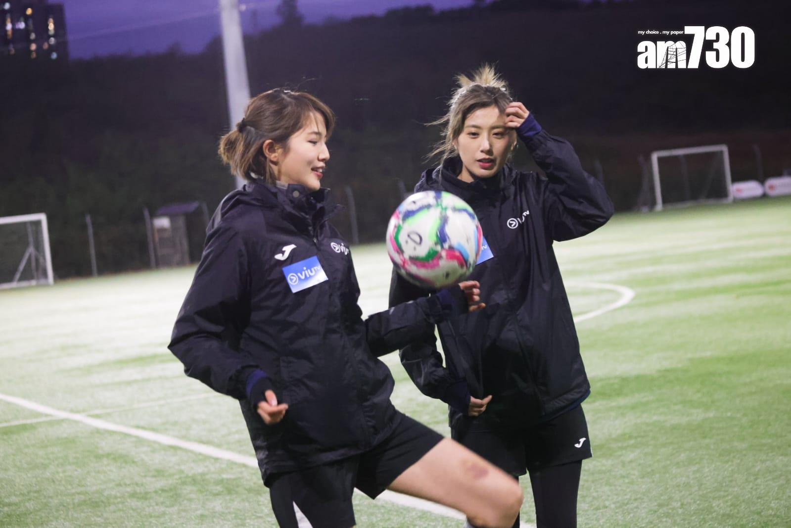 一眾足球女將冒住寒風在球場進行4分鐘熱身賽。(吳康琦攝)