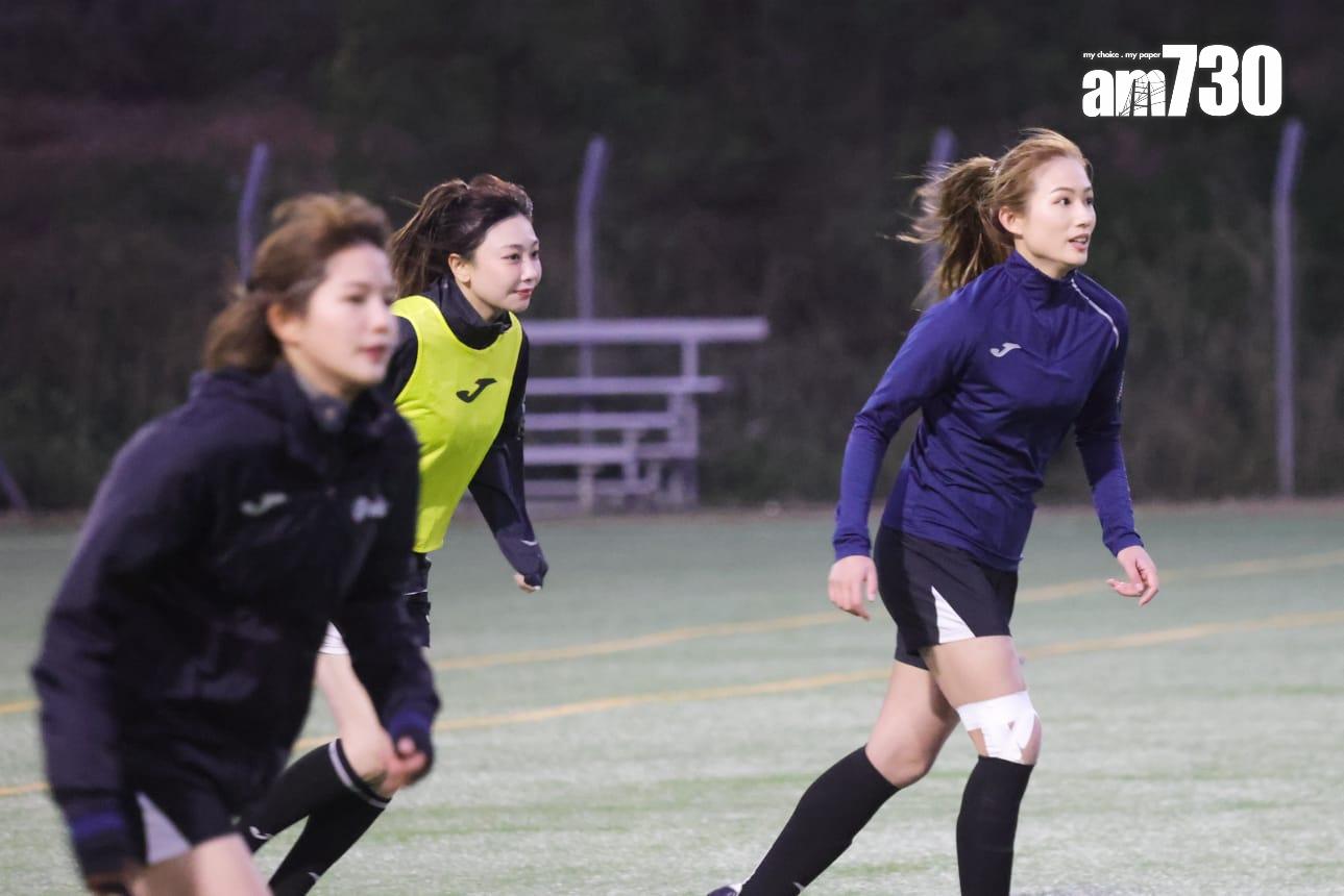 一眾足球女將冒住寒風在球場進行4分鐘熱身賽。(吳康琦攝)