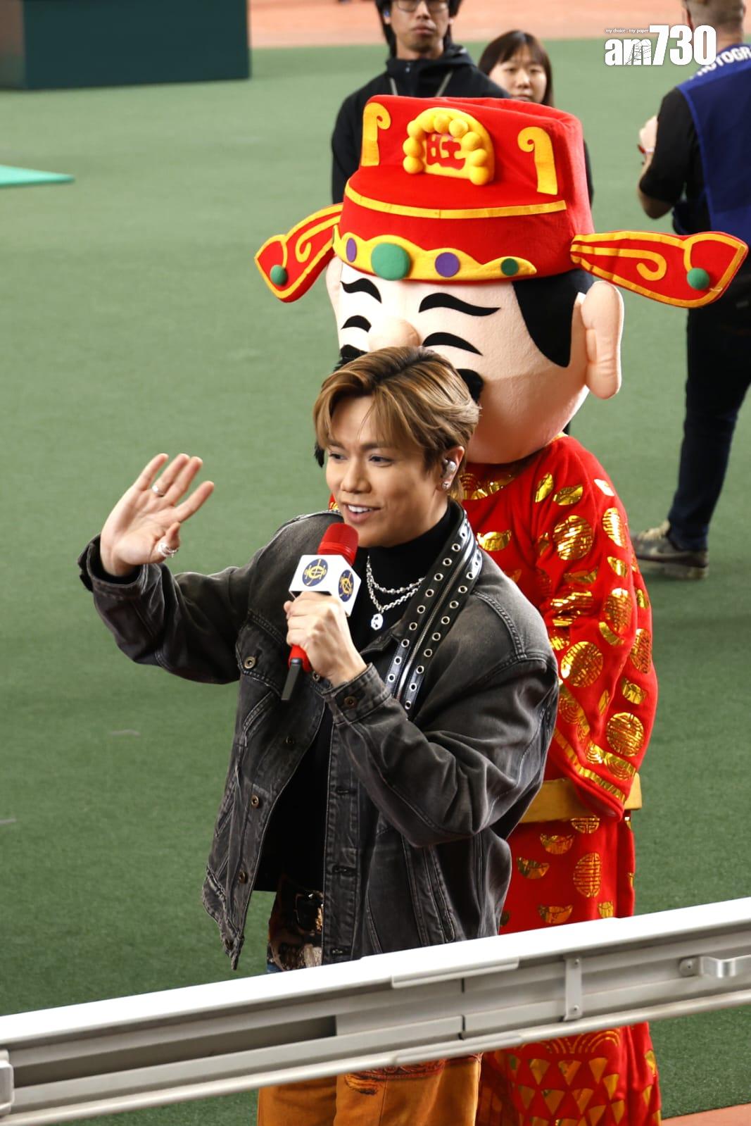 張敬軒擔任《農曆新年賽馬日》表演嘉賓,在財神公仔陪伴下獻唱賀年歌。(林俊源攝)