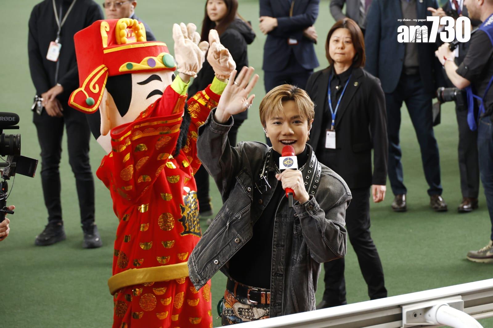 張敬軒擔任《農曆新年賽馬日》表演嘉賓,在財神公仔陪伴下獻唱賀年歌。(林俊源攝)