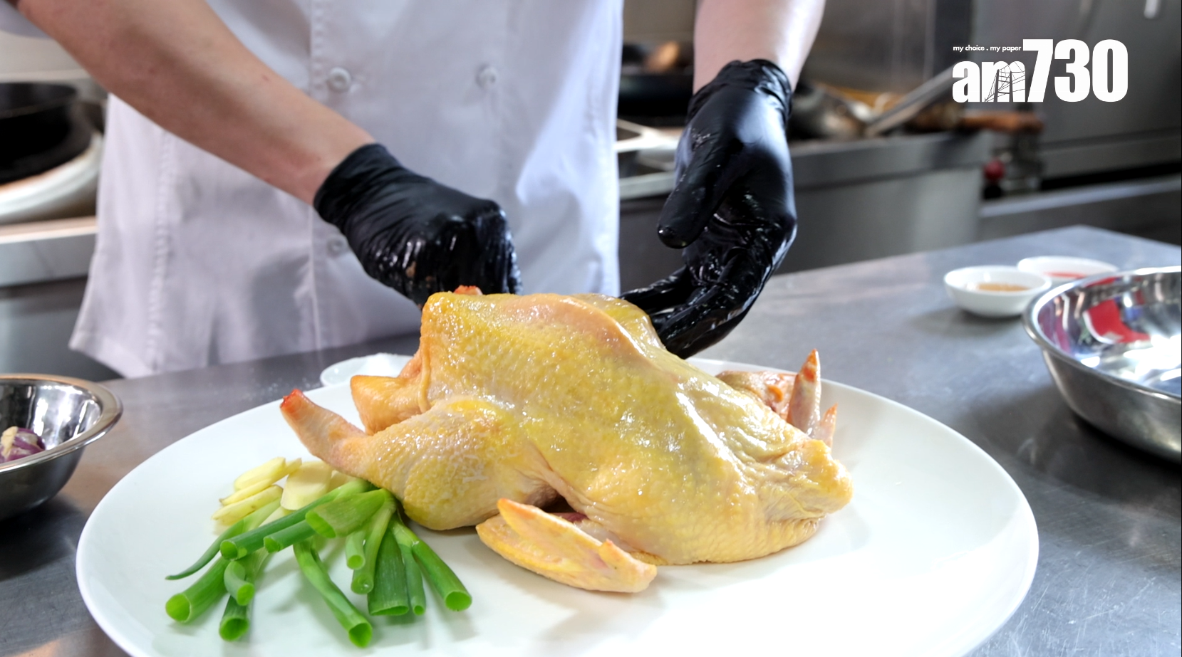 先用海鹽、五香粉、乾葱、葱段、薑,將雞醃一晚,讓香料的香味滲入雞的每個部位。