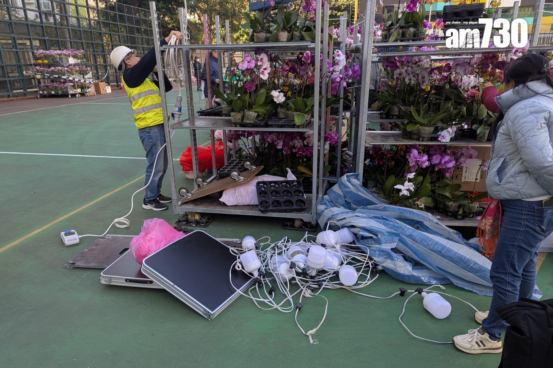 長沙灣農曆年宵市場已於下午3時許重開,有攤檔已重新營業,重開初期場內仍有電線工程進行中。(羅庸軒攝)