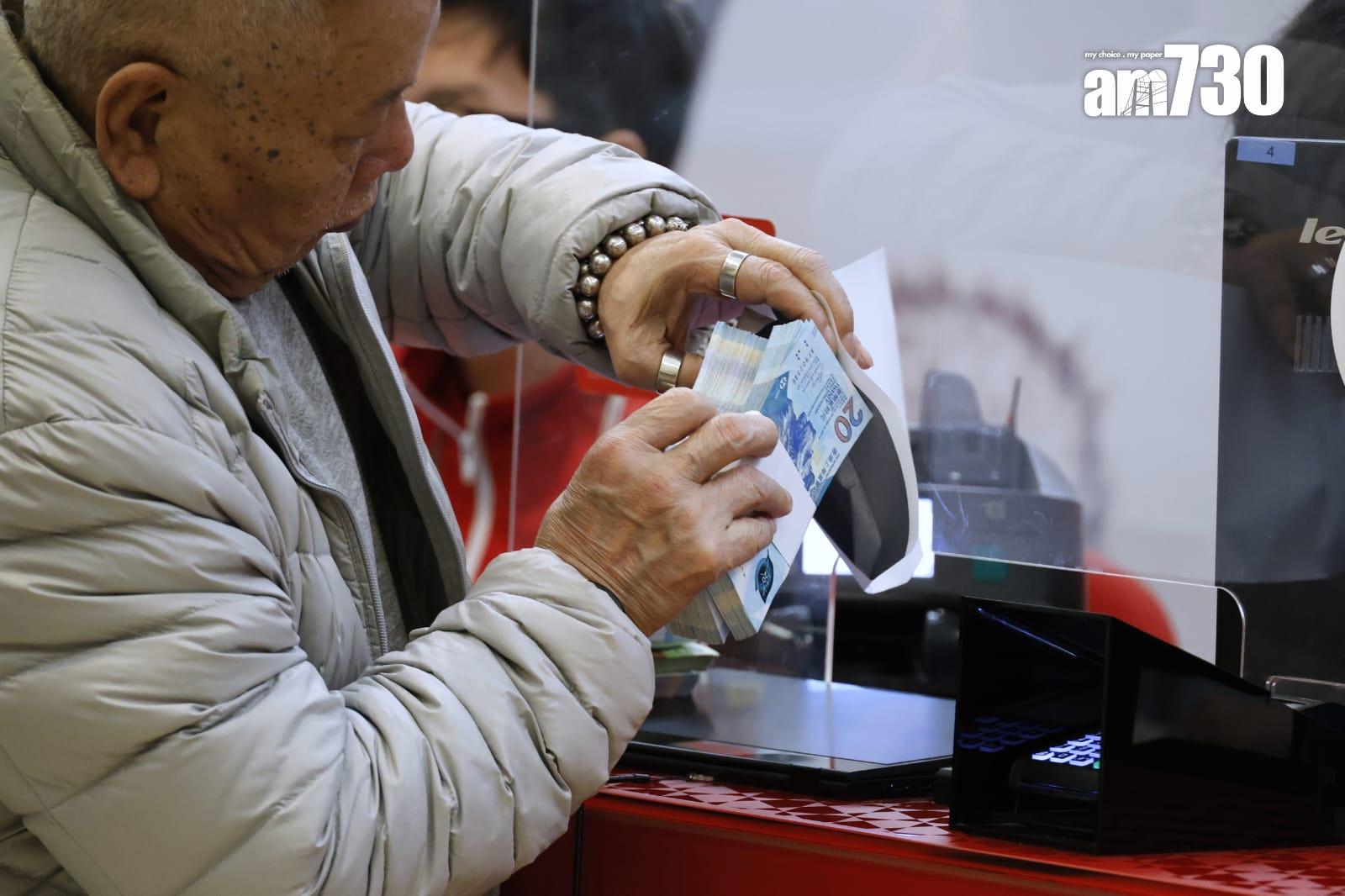 在旺角的滙豐銀行分行人頭湧湧,不少市民一早前來換新鈔迎新年。(林俊源攝)