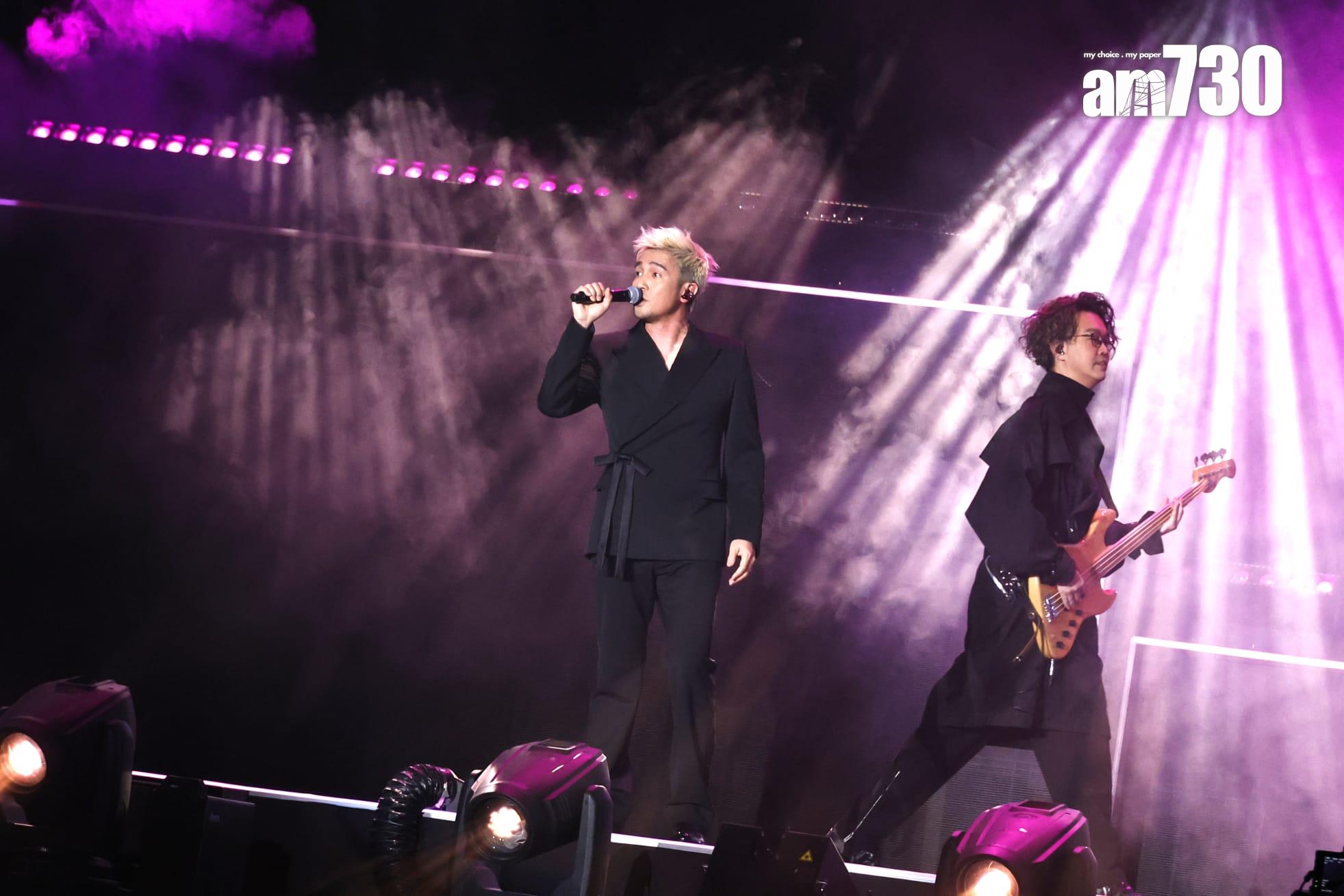 Tim等人就走出小型T-字台唱歌及彈結他,全場high爆。(林俊源攝)