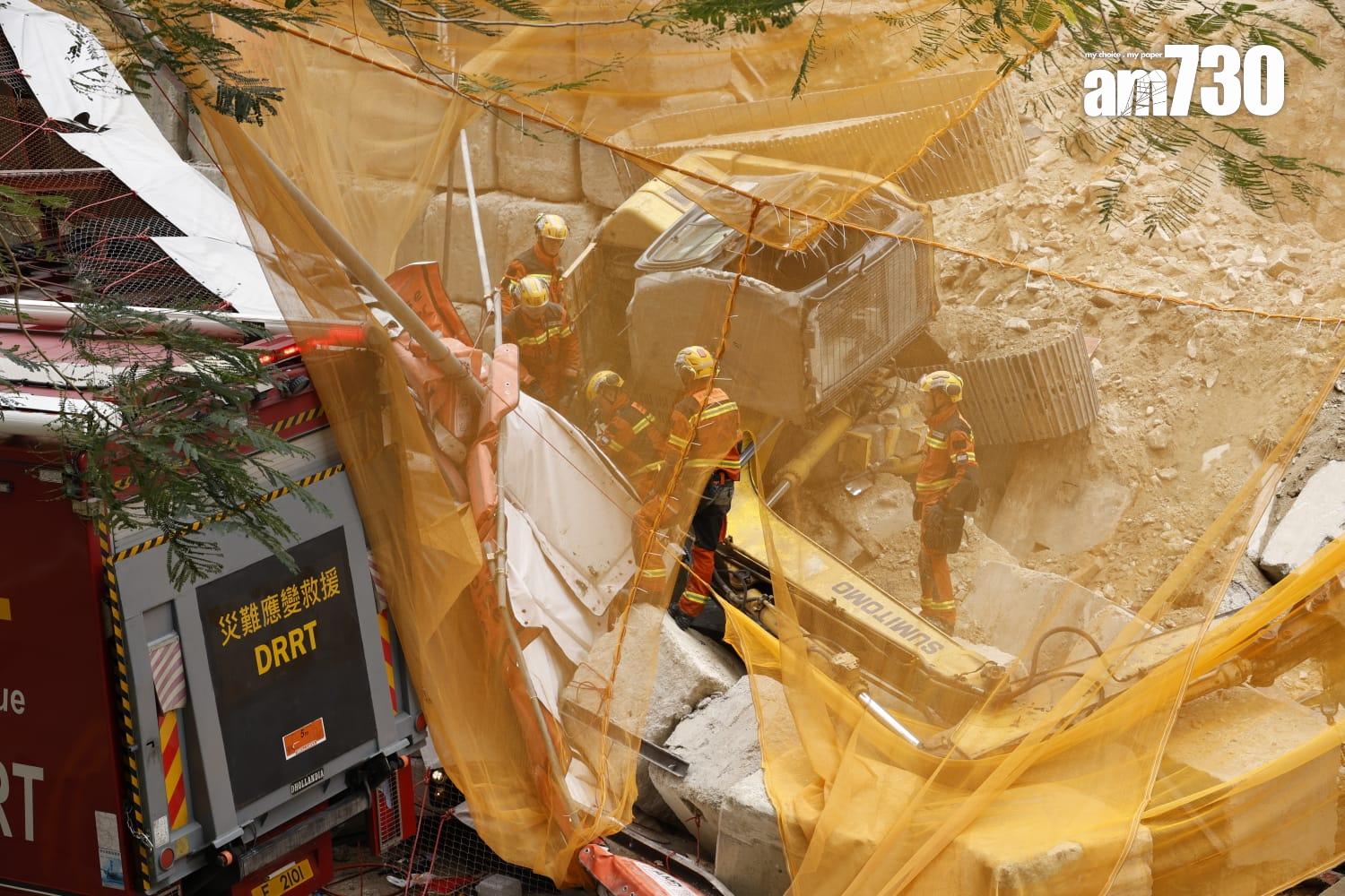 藍田康華苑對開連德道斜坡工地意外,垃圾車內一名乘客被夾車內,消防員正在場拯救。(林俊源攝)