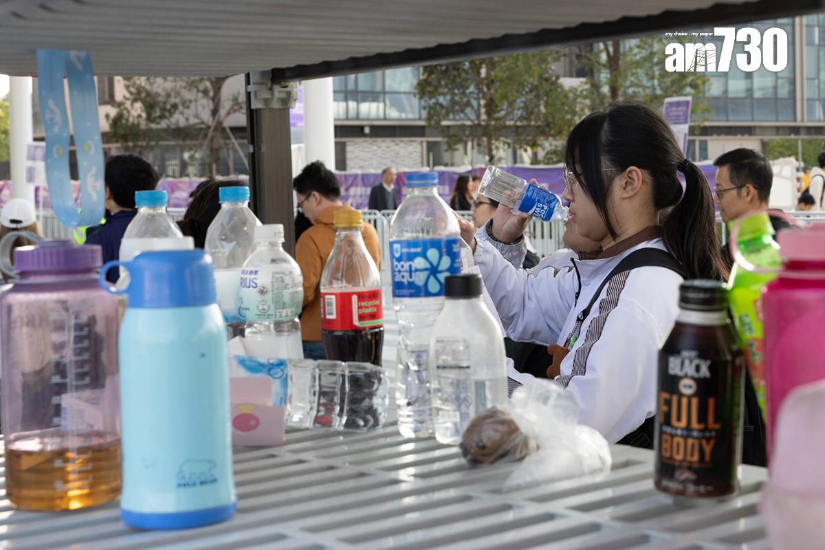 啟德體育園主場館外的置物架存有大量水樽和飲品。(蘇文傑攝)