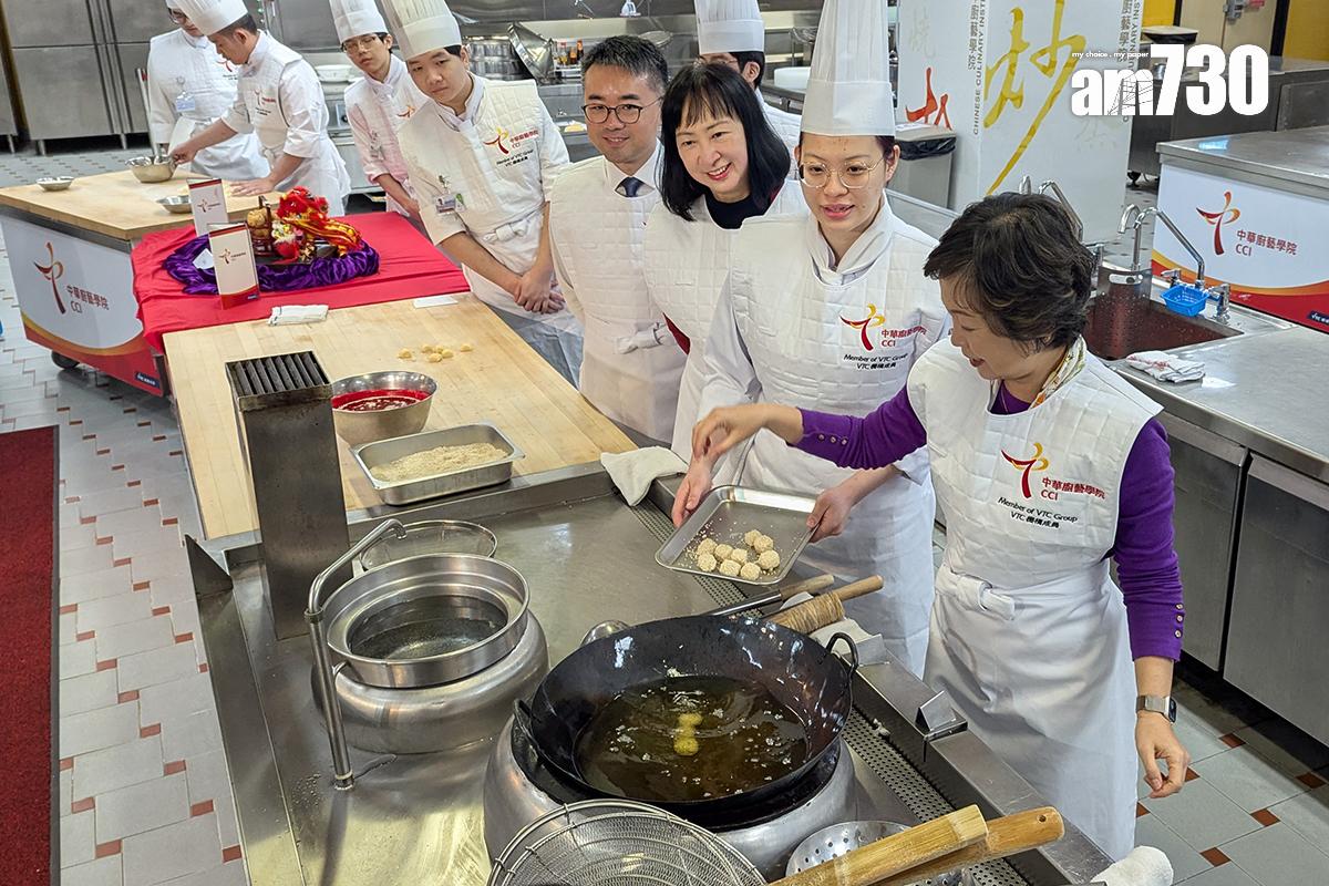 蔡若蓮(右一)將笑口棗放落油鑊炸。(羅庸軒攝)