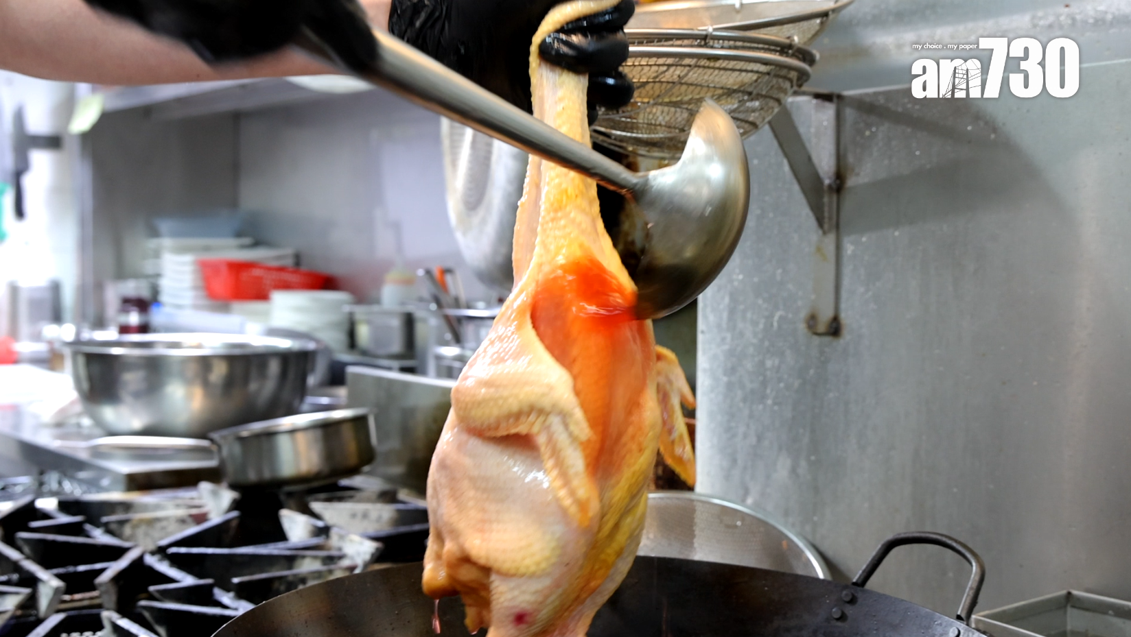 醃雞後,用黃金比例的大紅浙醋及麥芽糖上皮。