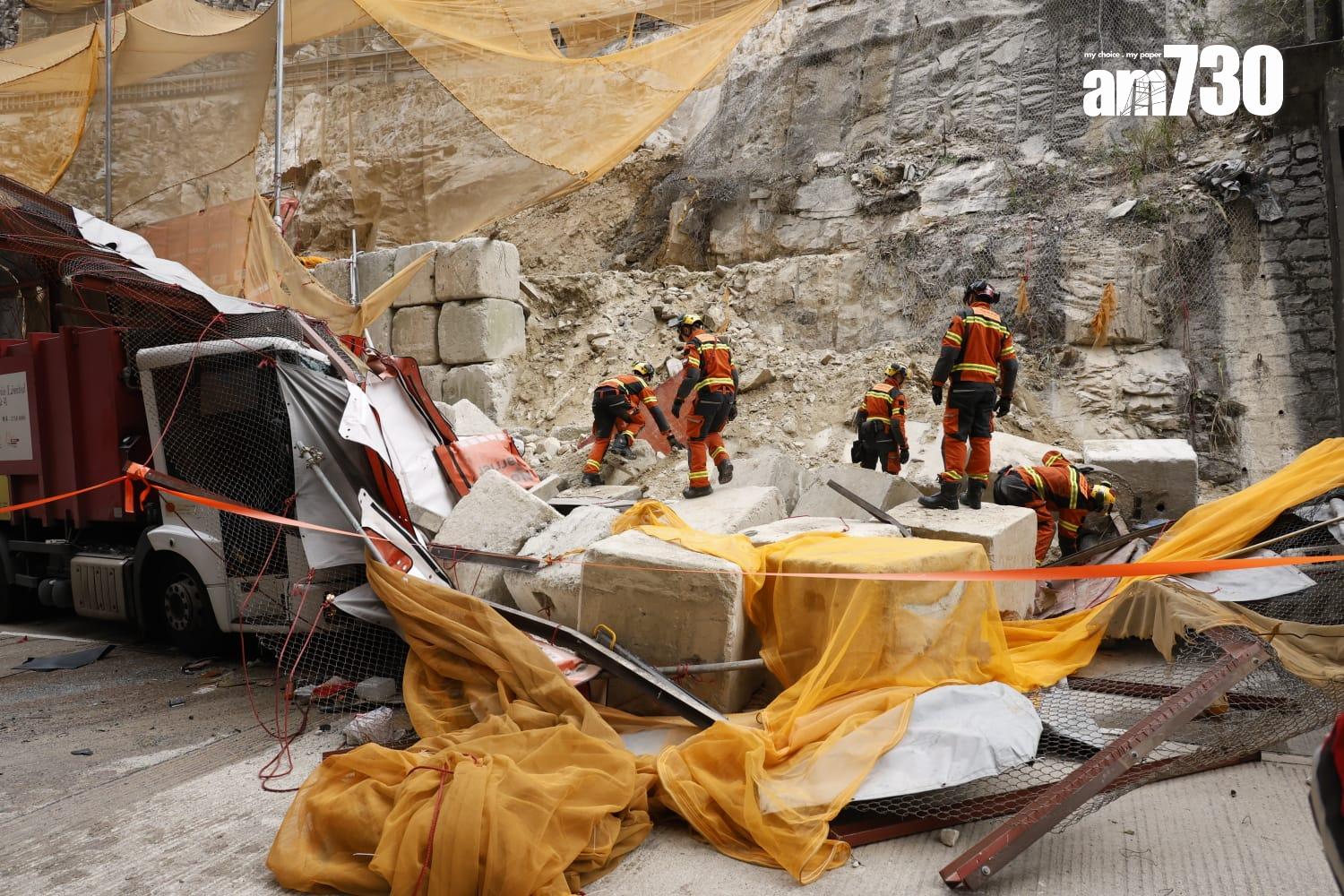 藍田斜坡工程意外,挖泥車翻側撞圍板壓中垃圾車。(林俊源攝)