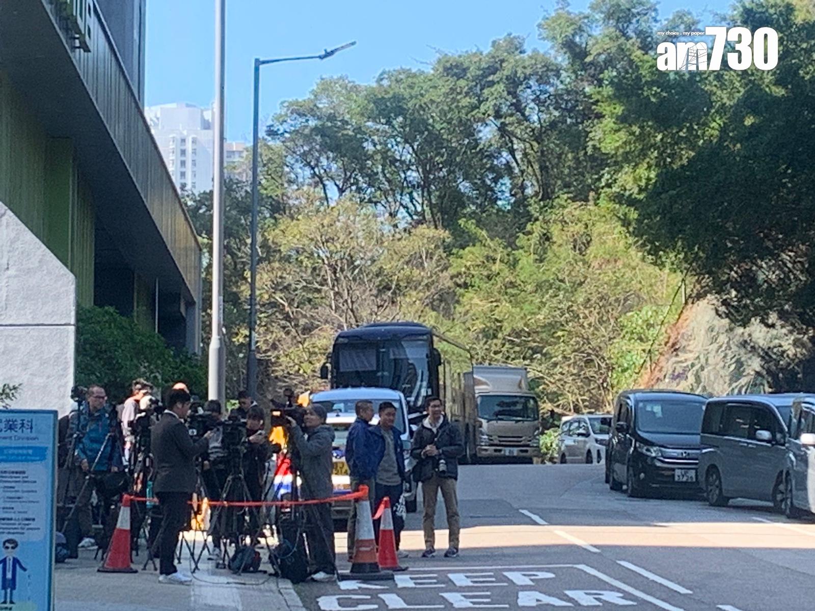 黃竹坑的民研辦公室樓下有記者等候。(本報記者攝)