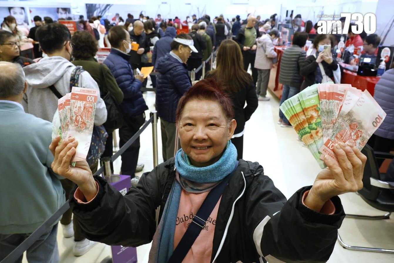 彭女士與女兒合共兌換1萬元新鈔。(林俊源攝)