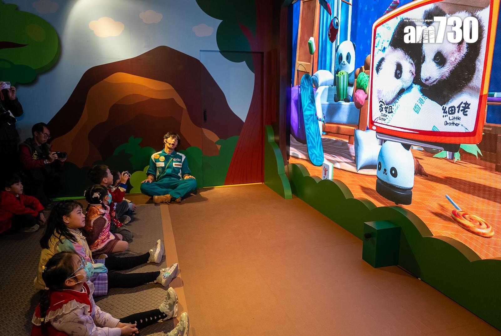 海洋公園由年初一起開放全新活動「大熊貓雙星道」互動劇場,遊人可透過螢幕與大熊貓「家姐」和「細佬」一同互動。(林靄怡攝)