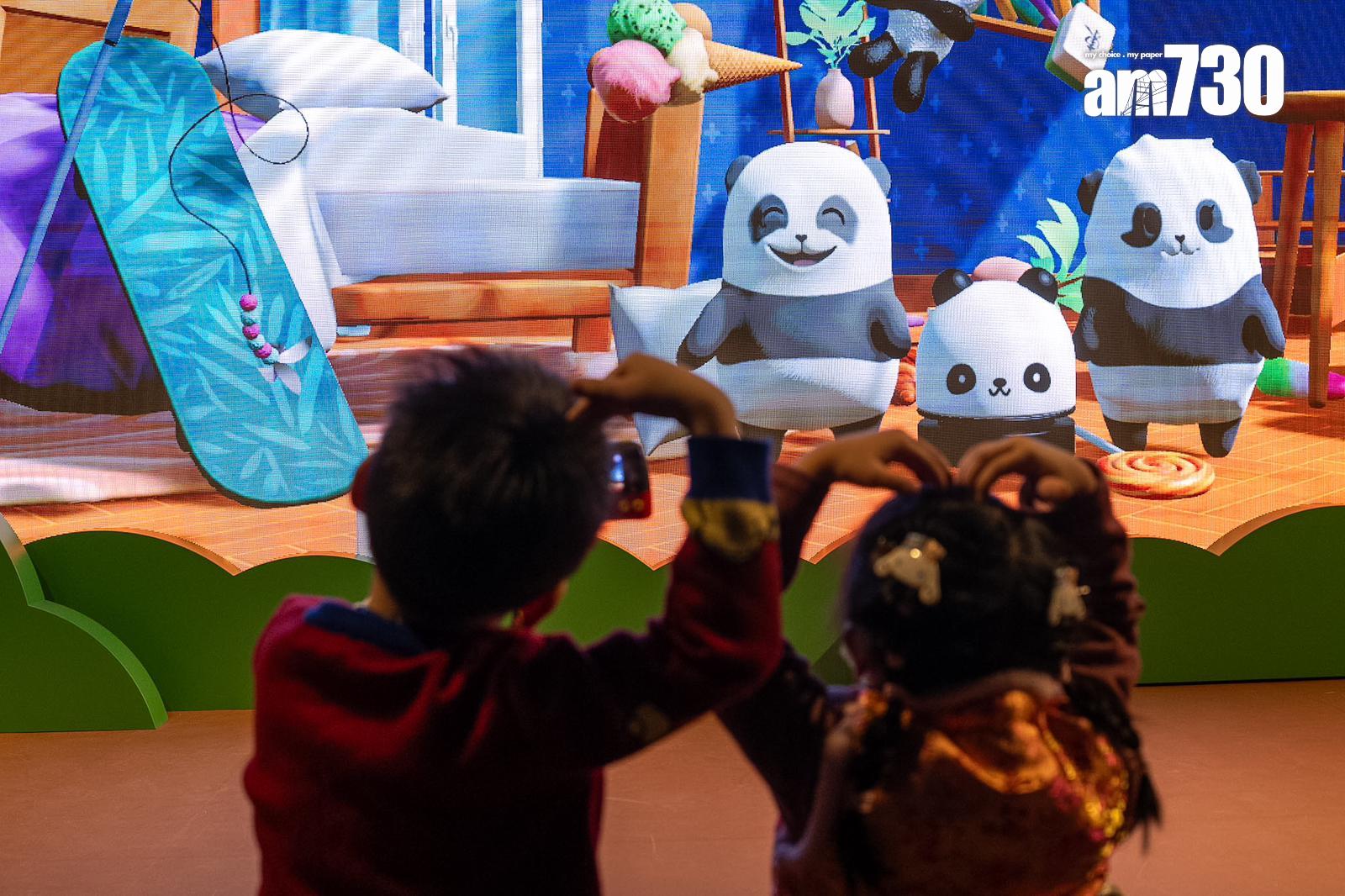 海洋公園由年初一起開放全新活動「大熊貓雙星道」互動劇場,遊人可透過螢幕與大熊貓「家姐」和「細佬」一同互動。(林靄怡攝)