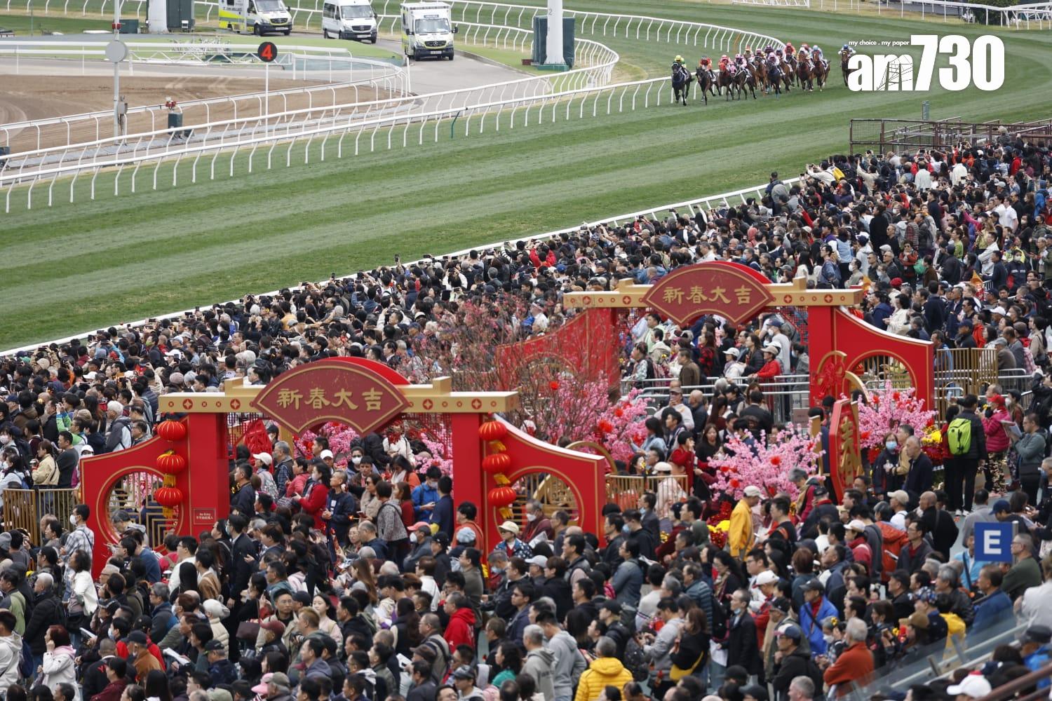大年初三,沙田馬場迎來了一年一度的農曆新年賽馬日,吸引眾多市民和遊客到場參與。(林俊源攝)
