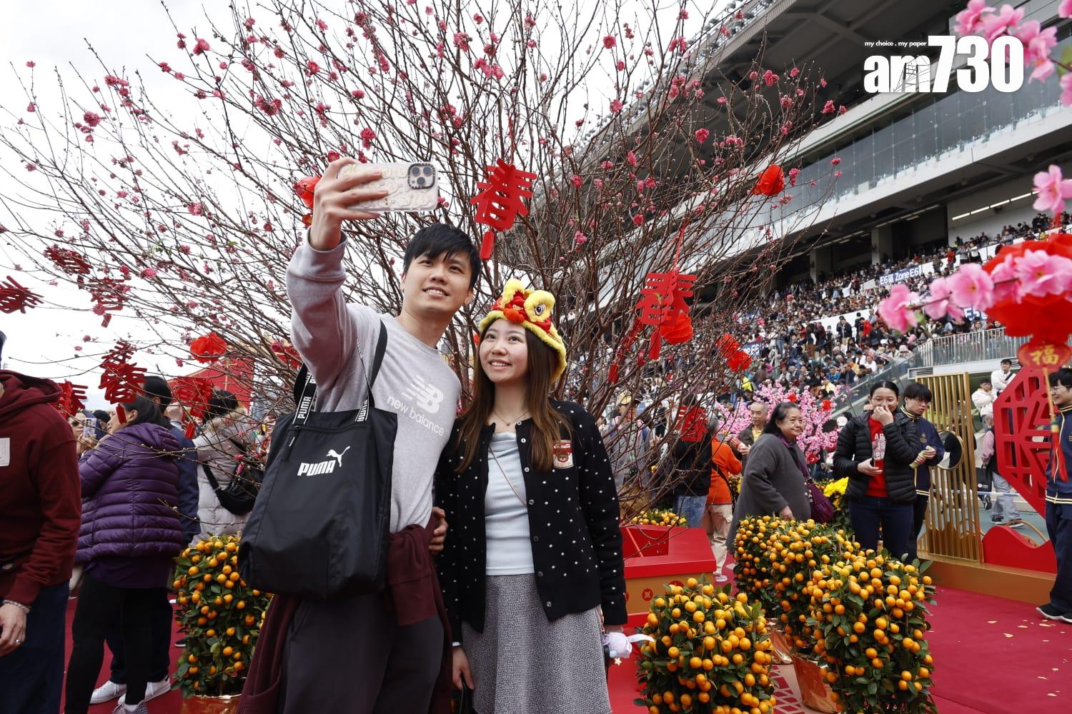 大年初三,沙田馬場迎來了一年一度的農曆新年賽馬日,吸引眾多市民和遊客到場參與。(林俊源攝)