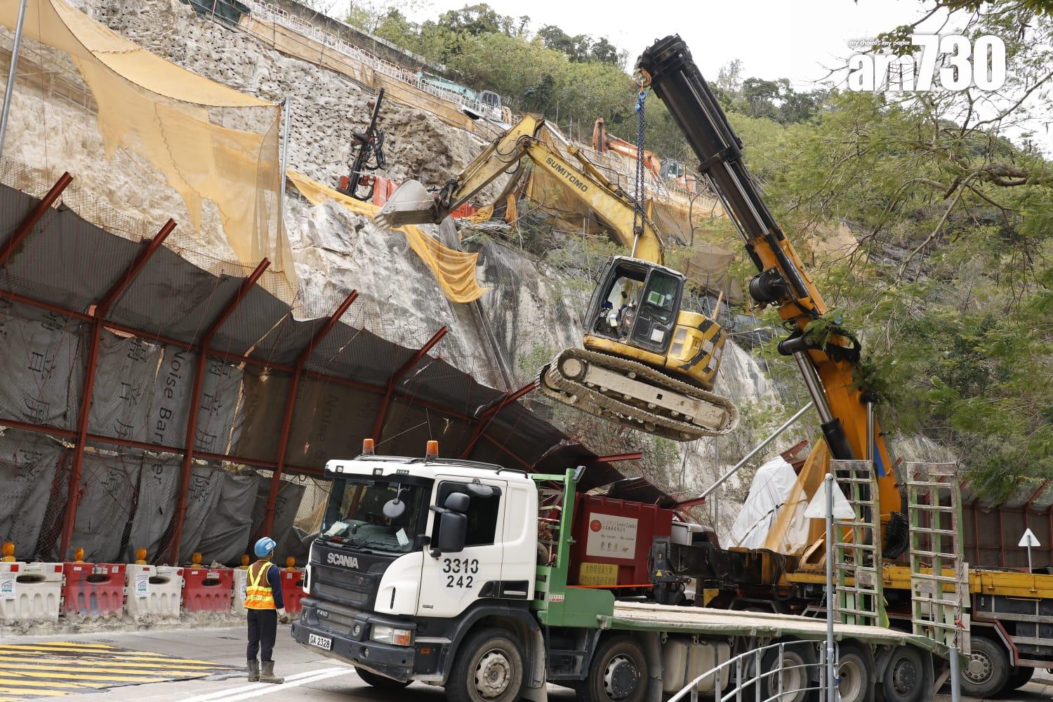 藍田斜坡工程意外,挖泥車翻側撞圍板壓中垃圾車。(林俊源攝)