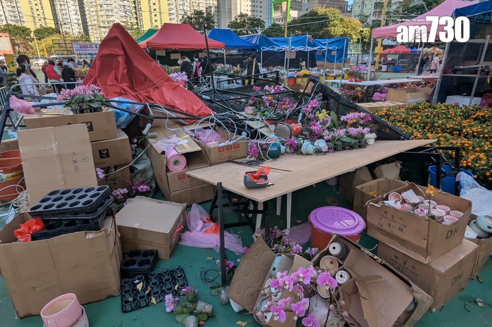 長沙灣農曆年宵市場已於下午3時許重開,部分懷疑受強風吹散的貨物堆疊或被圍起。(羅庸軒攝)
