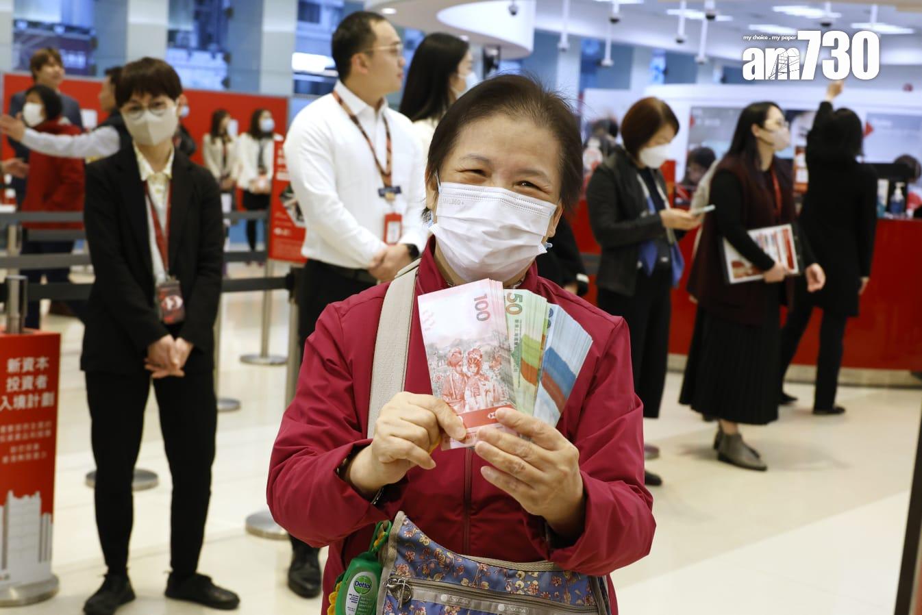 黎小姐兌換20元、50元及100元的新鈔,指儘管本港經濟不景氣,仍不會減少封利是的金額。(林俊源攝)