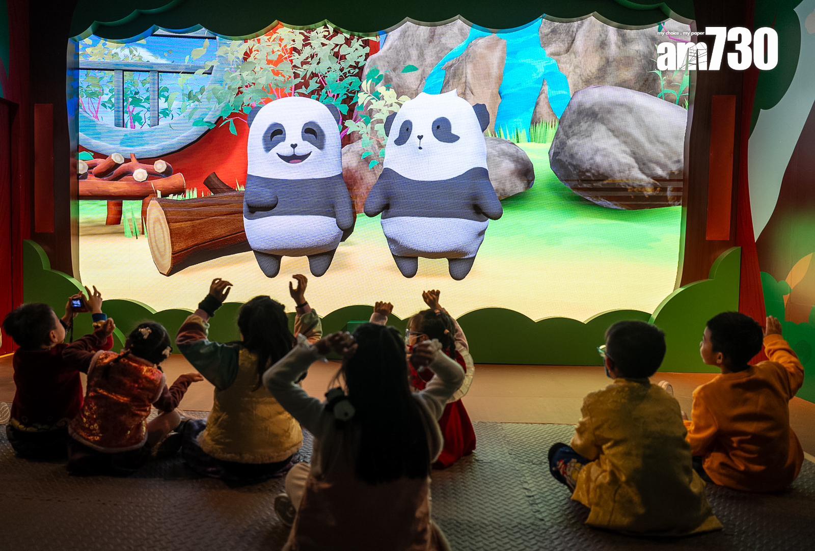 海洋公園由年初一起開放全新活動「大熊貓雙星道」互動劇場,遊人可透過螢幕與大熊貓「家姐」和「細佬」一同互動。(林靄怡攝)