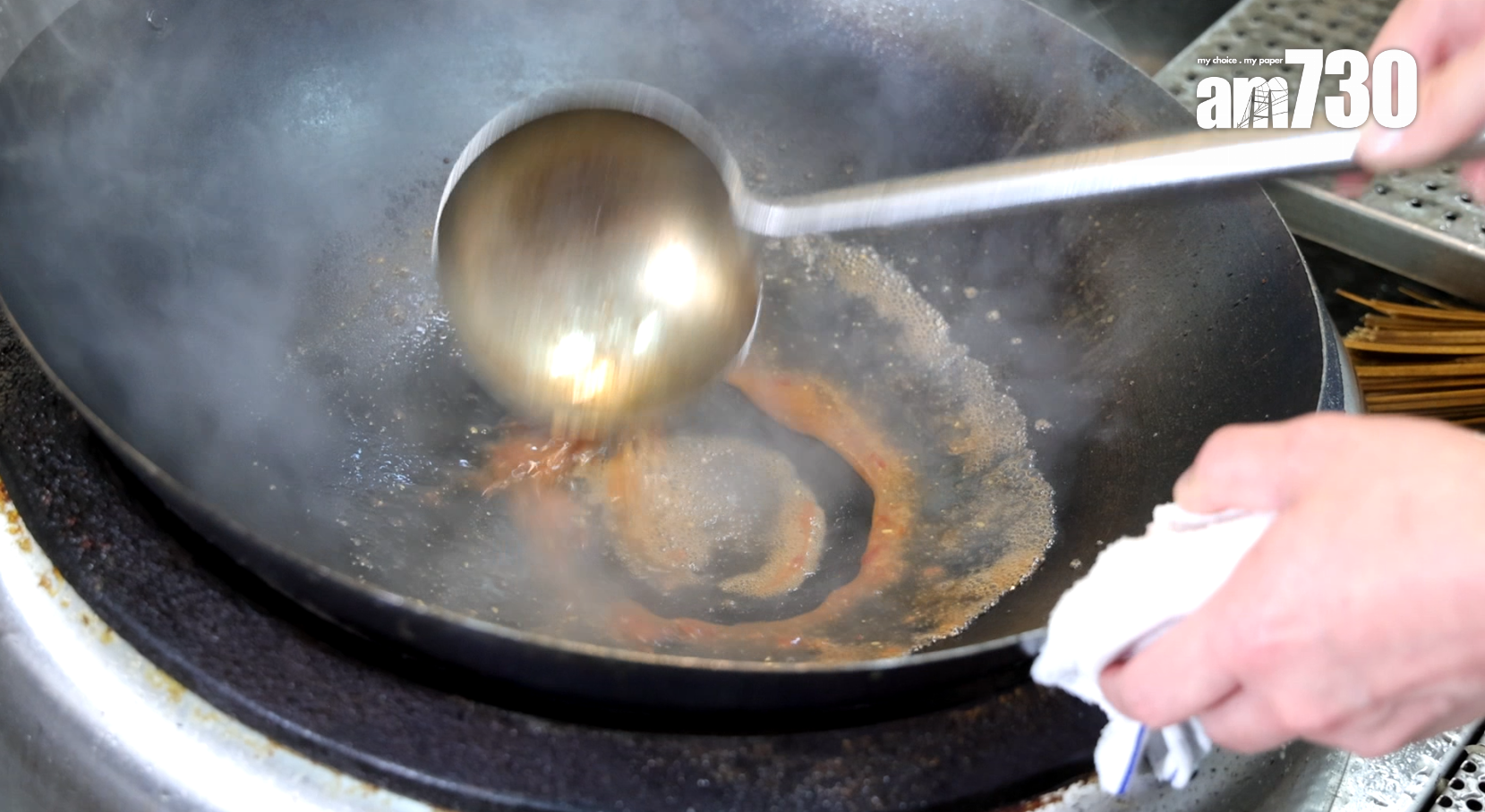 南乳醬用南乳、冰糖等調煮,看師傳打圈式把醬煮至融合,濃縮幼滑。