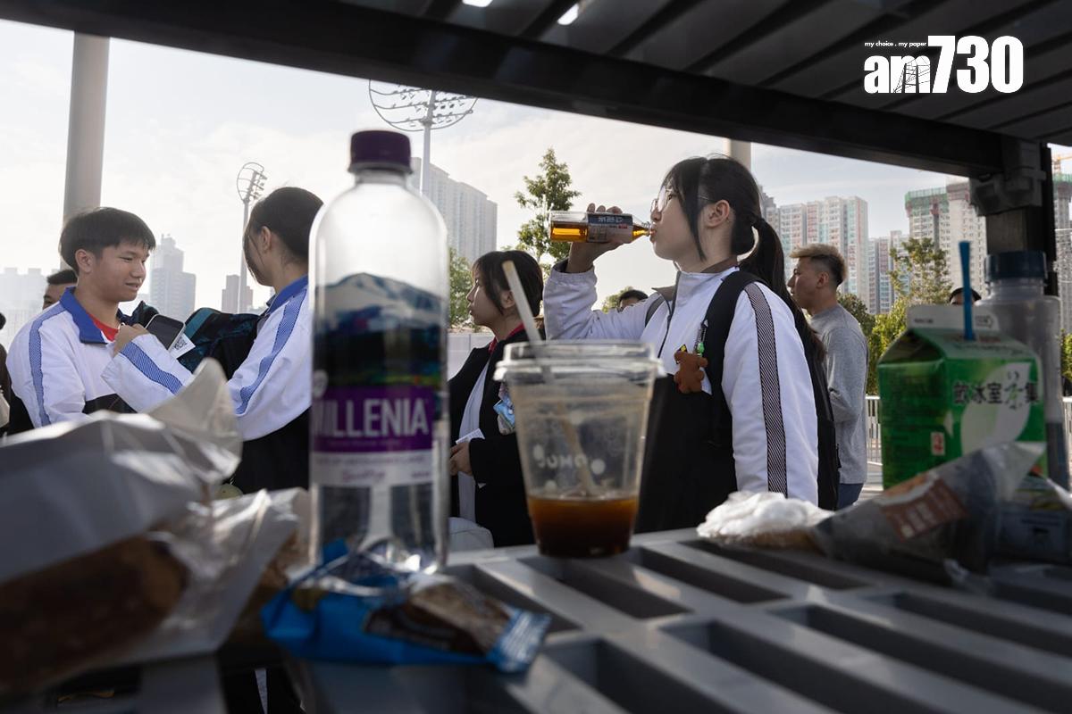 啟德體育園主場館外的置物架存有大量水樽和飲品。(蘇文傑攝)