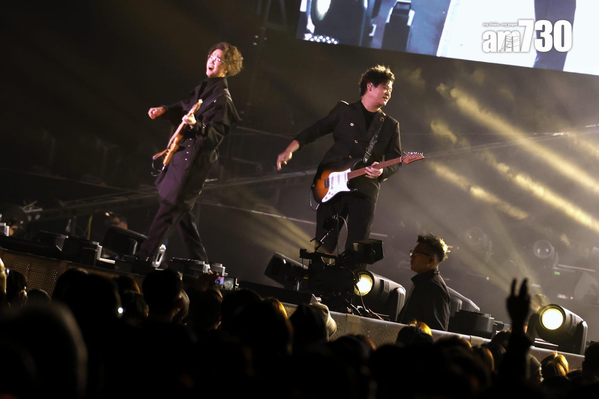 Tim等人就走出小型T-字台唱歌及彈結他,全場high爆。(林俊源攝)