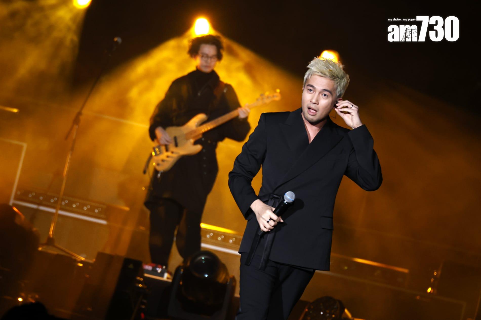 Tim等人就走出小型T-字台唱歌及彈結他,全場high爆。(林俊源攝)