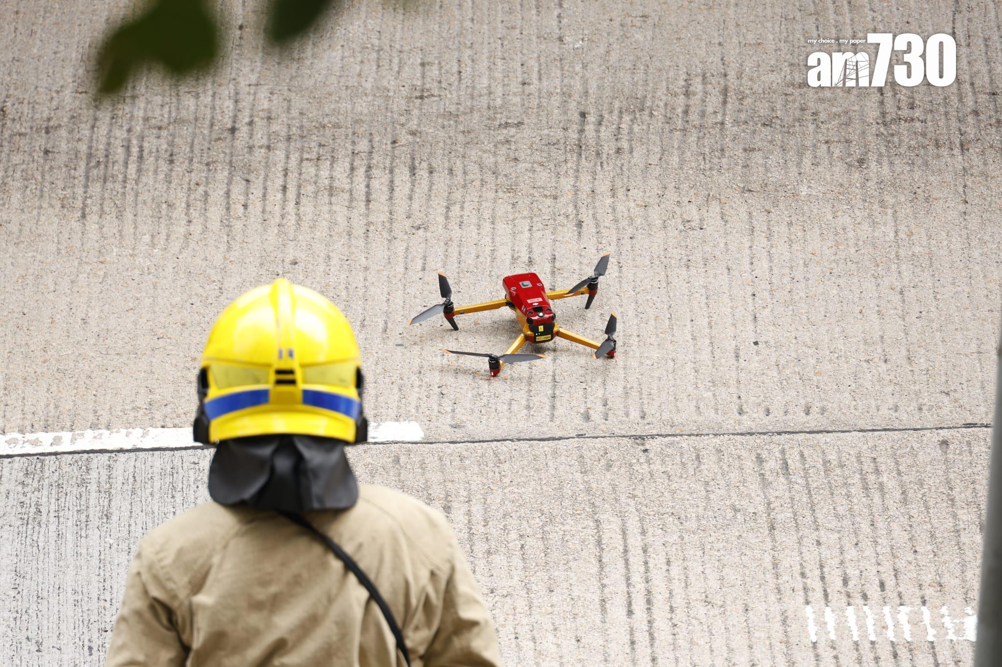 藍田康華苑對開連德道斜坡工地意外,垃圾車內一名乘客被夾車內,消防員正在場拯救。(林俊源攝)
