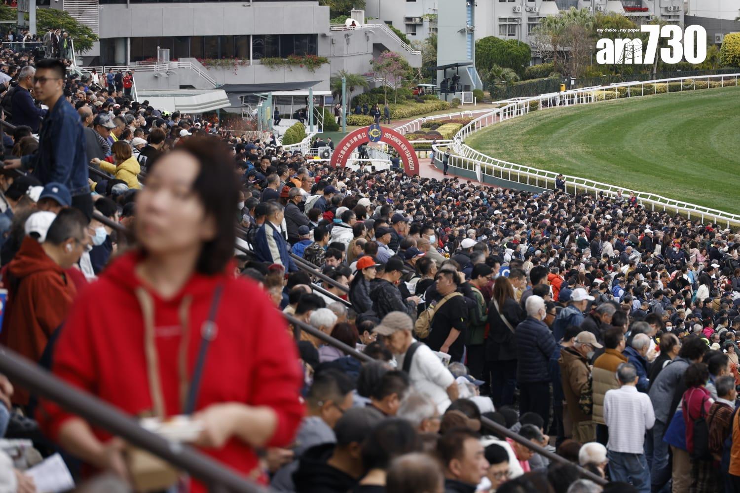 大年初三,沙田馬場迎來了一年一度的農曆新年賽馬日,吸引眾多市民和遊客到場參與。(林俊源攝)