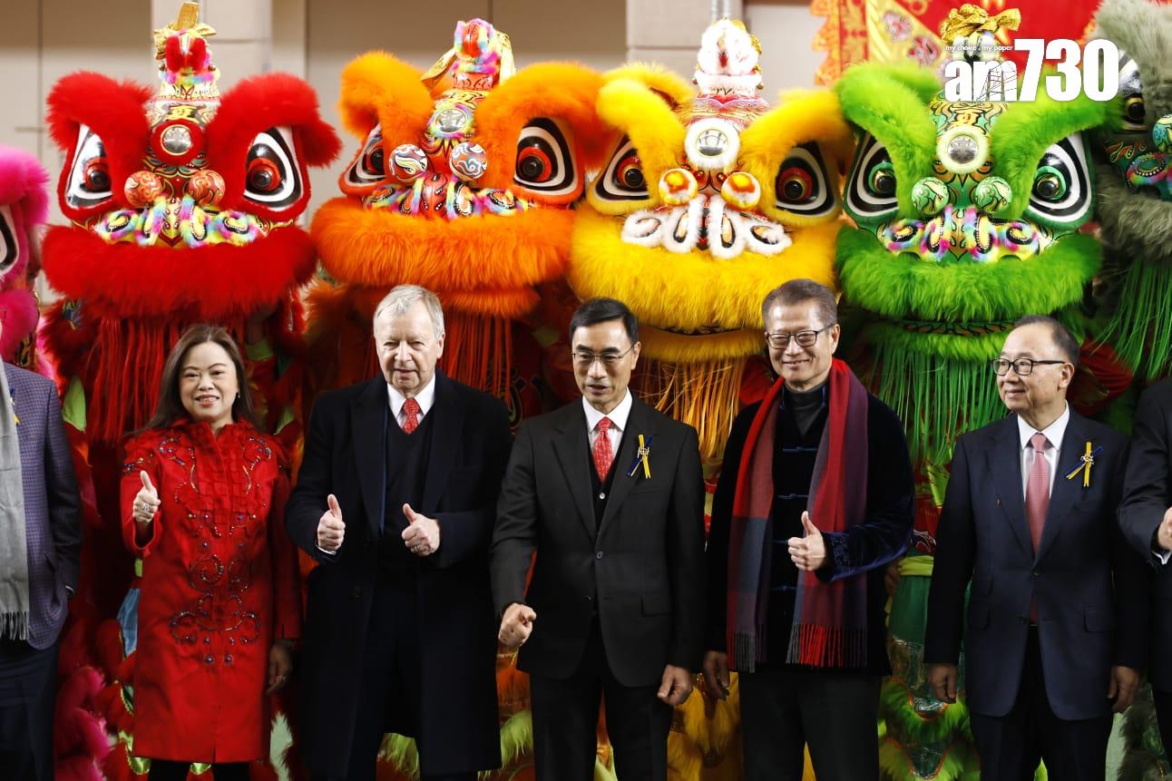 農曆新年賽馬日由財政司司長陳茂波等主持開幕典禮,並聯同馬會高層為醒獅點睛,騎師們也向觀眾拜年。(林俊源攝)