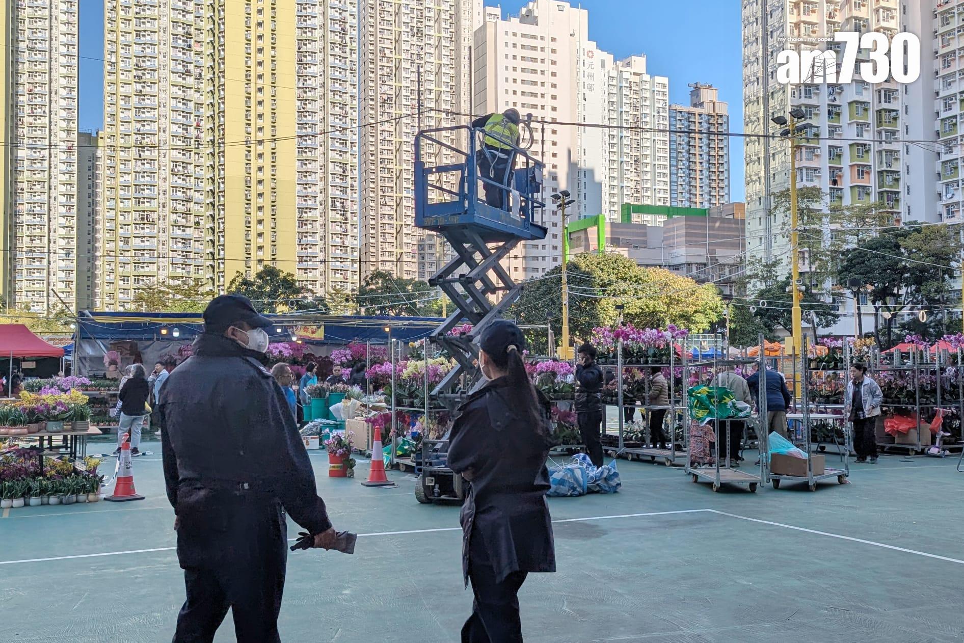 長沙灣農曆年宵市場已於下午3時許重開,有攤檔已重新營業,重開初期場內仍有電線工程進行中。(羅庸軒攝)