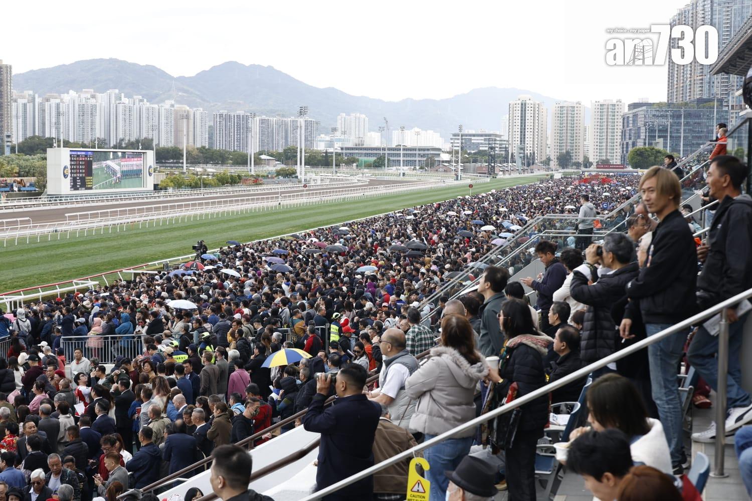 大年初三,沙田馬場迎來了一年一度的農曆新年賽馬日,吸引眾多市民和遊客到場參與。(林俊源攝)