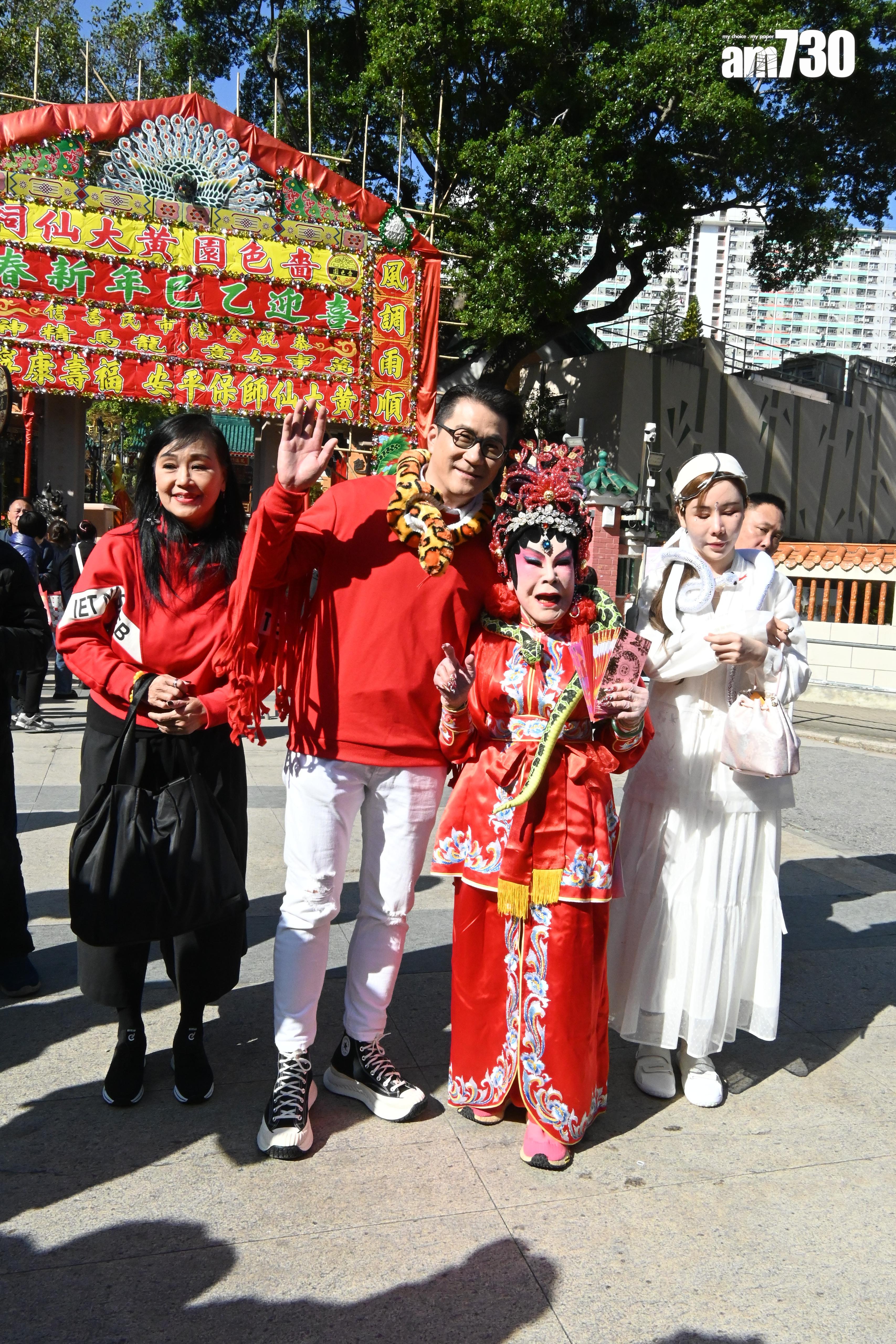 黃夏蕙、契女艾美琦及前藝人徐寶鳳現身黃大仙。 (娛樂組攝)