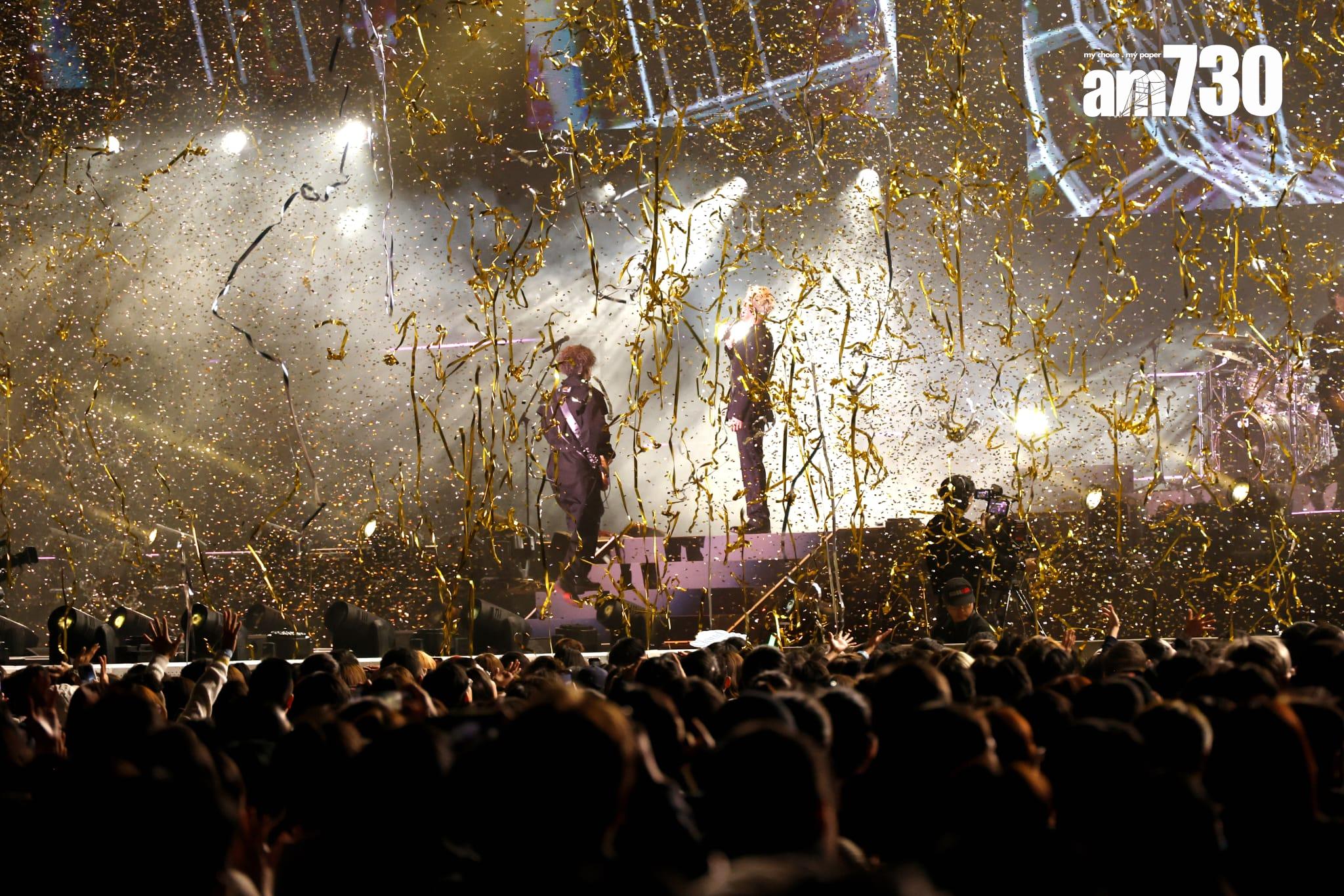 Tim等人就走出小型T-字台唱歌及彈結他,全場high爆。(林俊源攝)