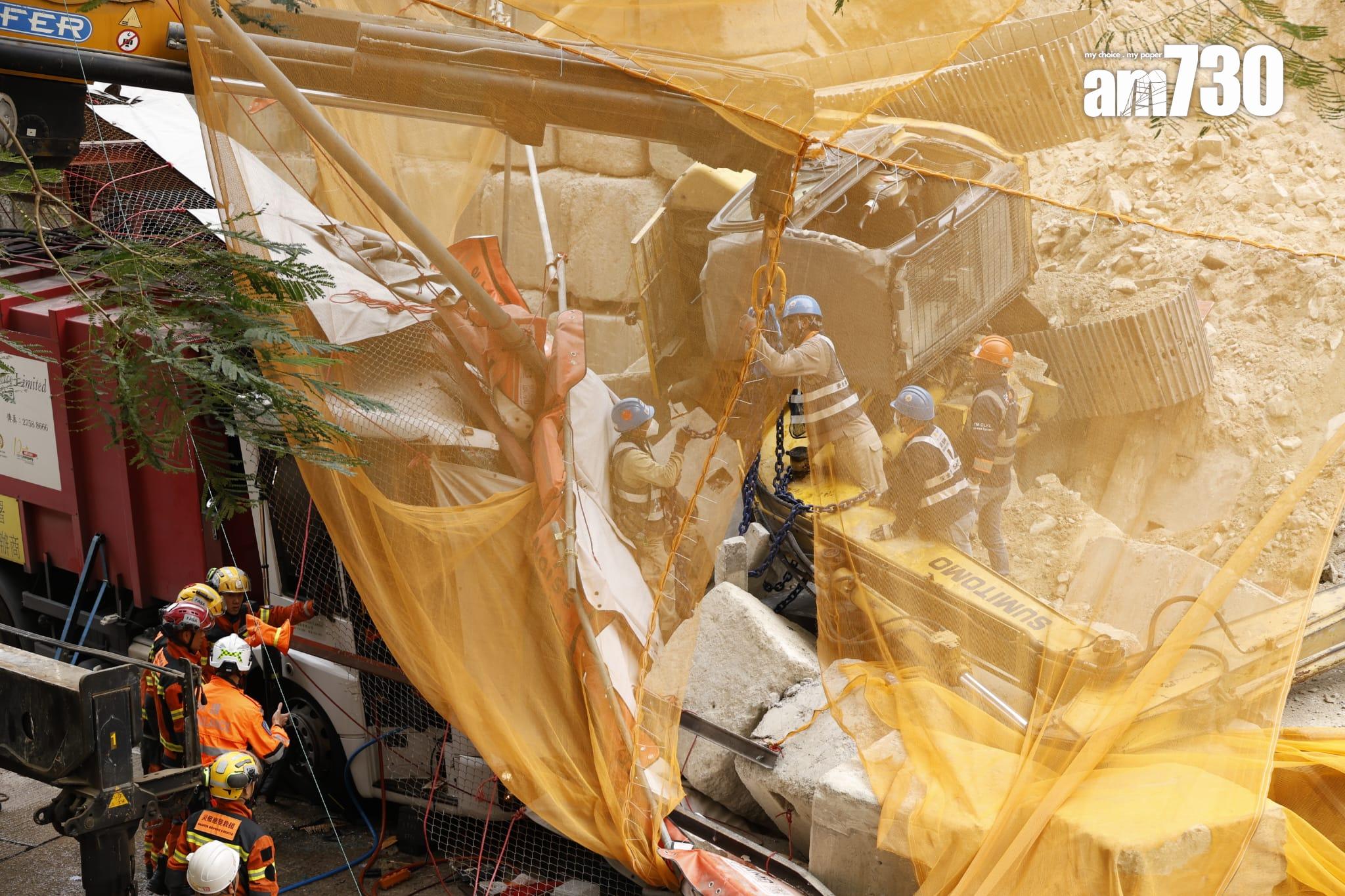 藍田康華苑對開連德道斜坡工地意外,垃圾車內一名乘客被夾車內,消防員正在場拯救。(林俊源攝)