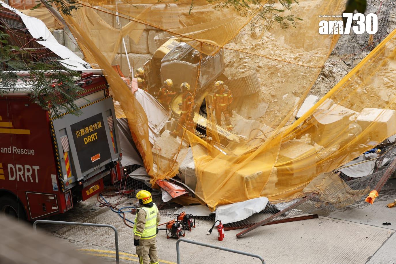 藍田康華苑對開連德道斜坡工地意外,垃圾車內一名乘客被夾車內,消防員正在場拯救。(林俊源攝)