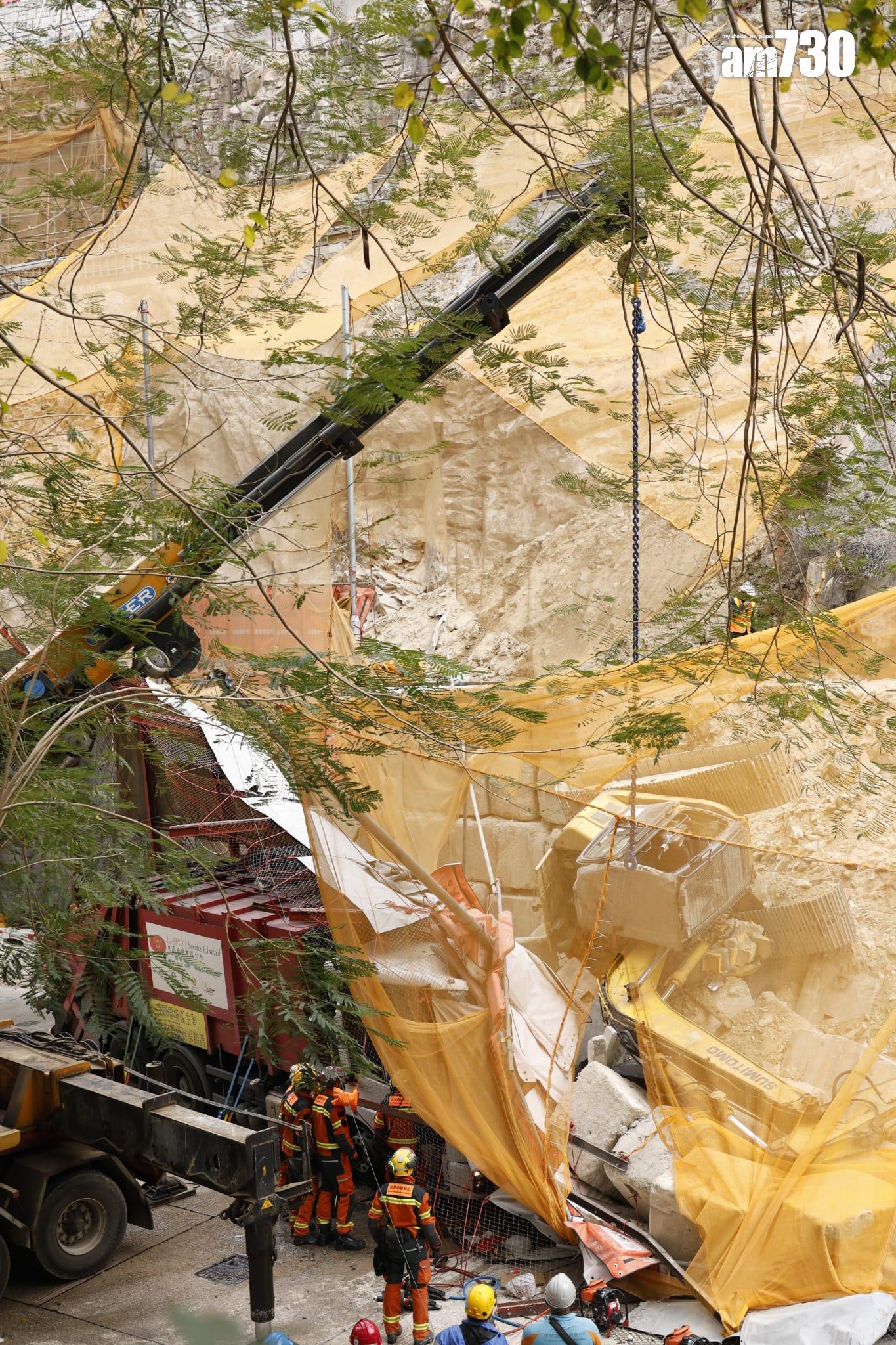藍田康華苑對開連德道斜坡工地意外,垃圾車內一名乘客被夾車內,消防員正在場拯救。(林俊源攝)