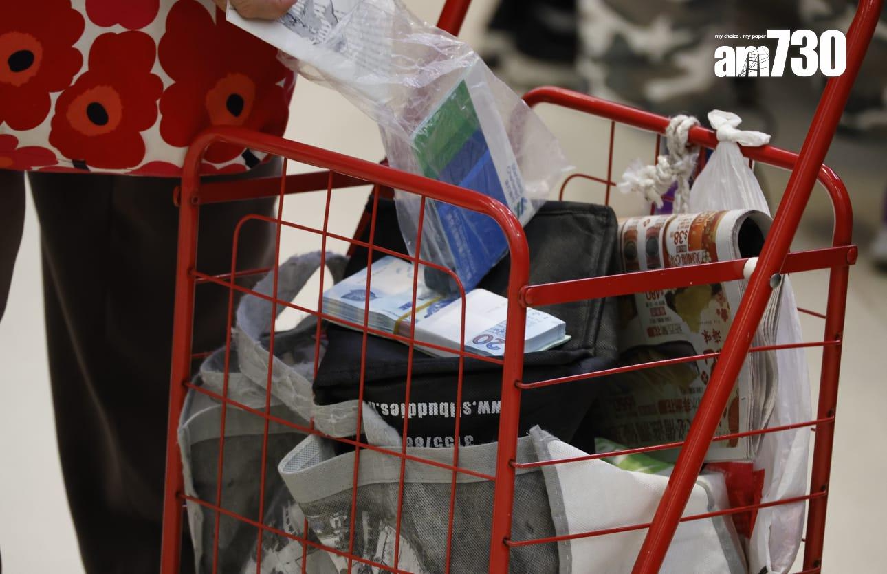 有市民的手推車擺上20元新鈔。(林俊源攝)