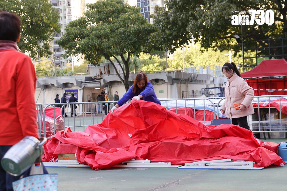 長沙灣年宵市場已經重開,有檔主在場善後。(吳康琦攝)