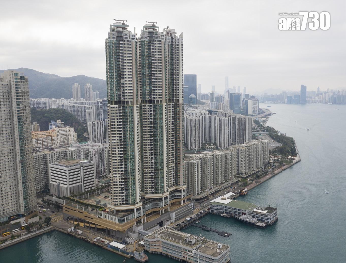 西灣河臨海屋苑嘉亨灣,周邊交通網絡完善,除了鄰近港鐵西灣河站,屋苑基座亦公共運輸交匯處。(資料圖片)