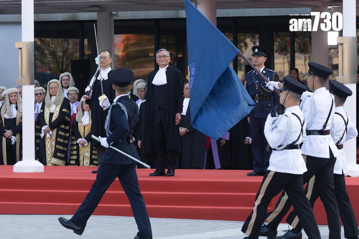 張舉能(台上中)在典禮前檢閱警察儀仗隊。(蘇文傑攝)