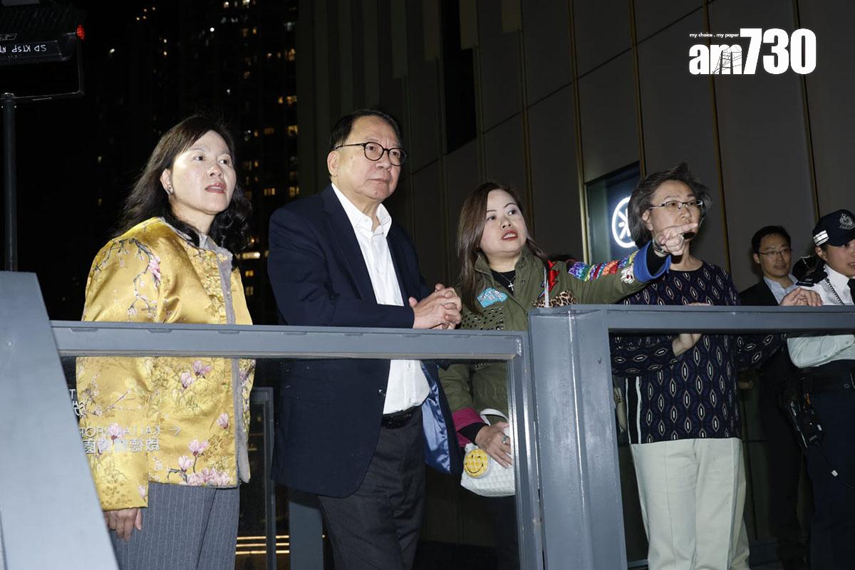 啟德體育園舉辦6.3萬人參與的演練,政務司司長陳國基(左二)、文化體育及旅遊局局長羅淑佩(右二)、運輸及物流局局長陳美寶(左一)和公務員事務局局長楊何蓓茵(右一)在場視察。(林俊源攝)