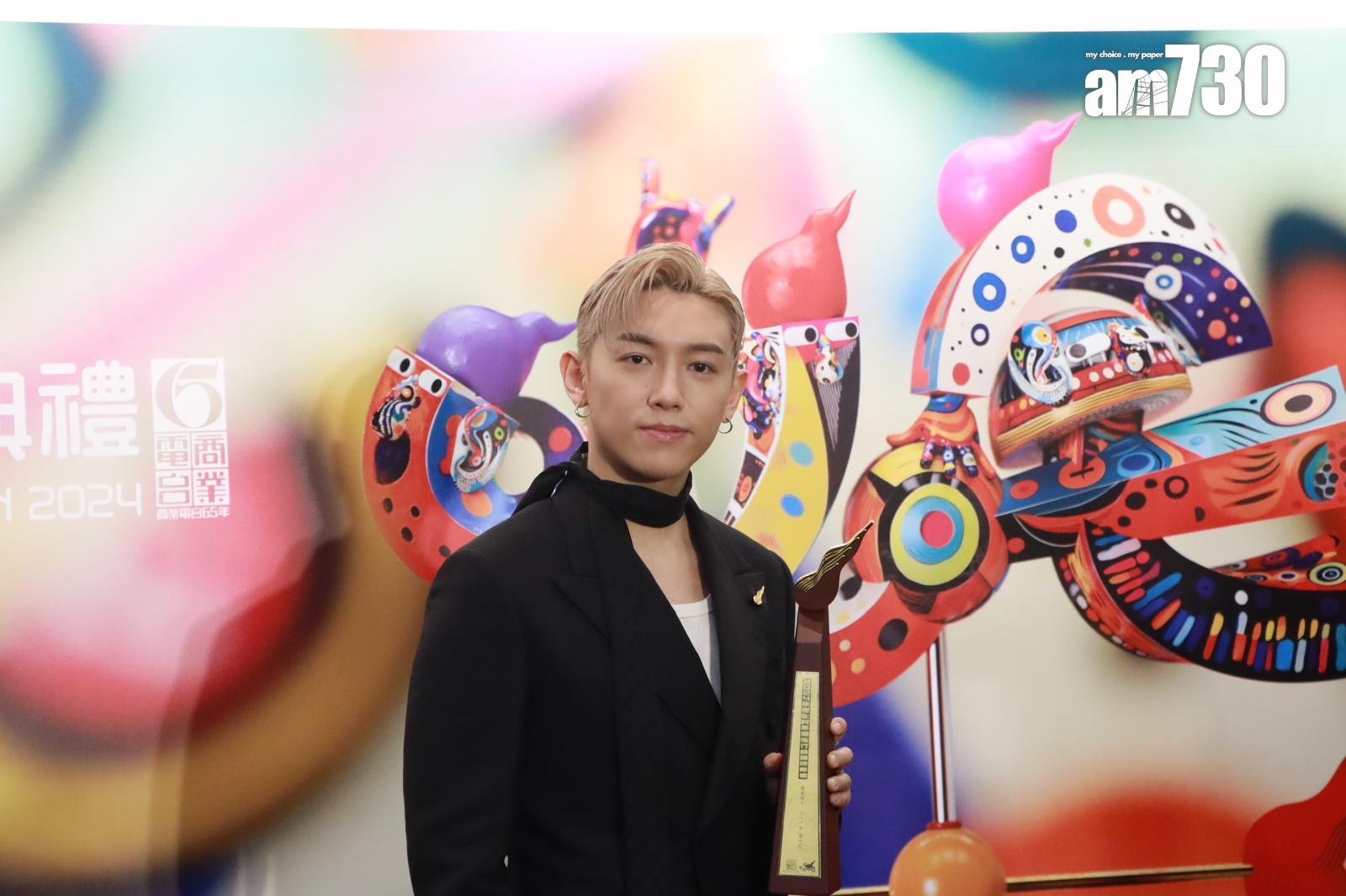 MC張天賦以《小心碰頭》得獎,他受訪時表示每年都有禮物帶返屋企好開心。 (娛樂組攝)