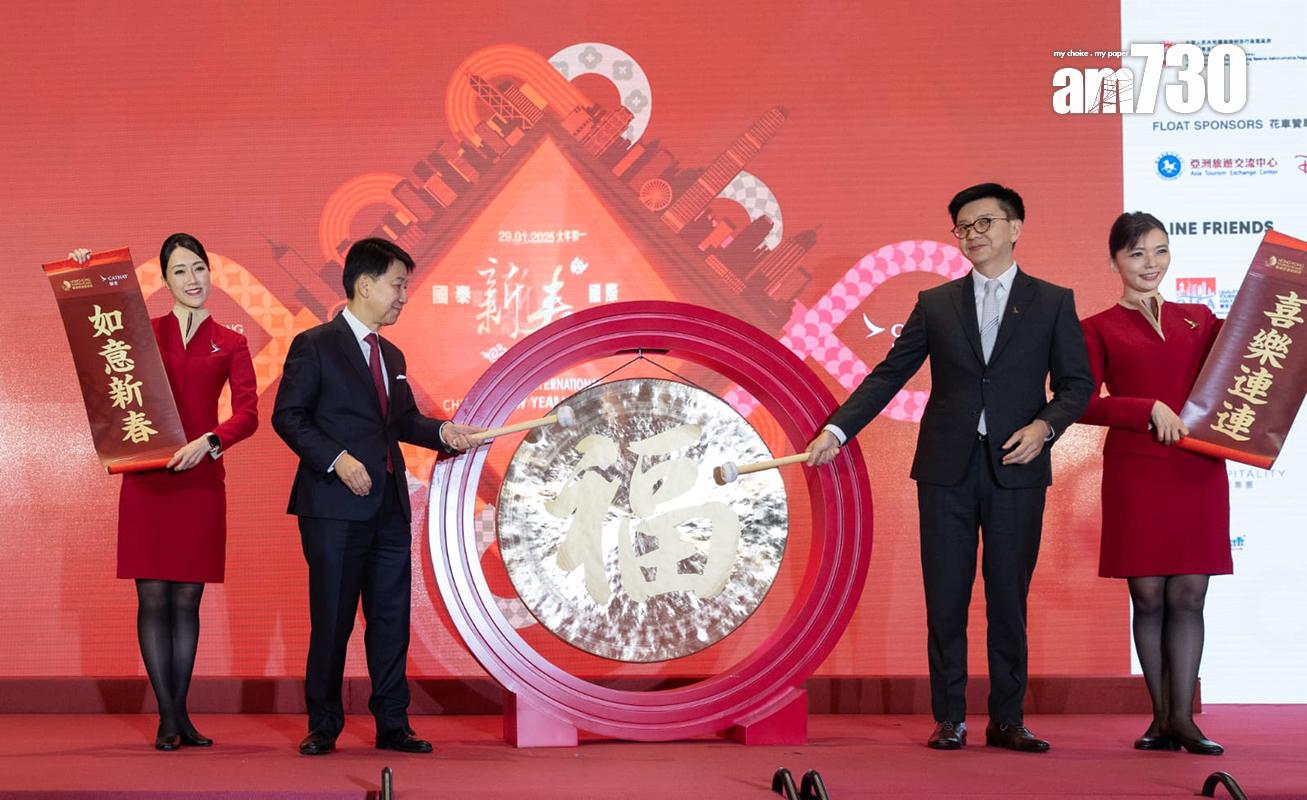 彭耀佳(左二)期望花車巡遊為蛇年賀歲盛事打響頭炮;右二為林紹波。(蘇文傑攝)