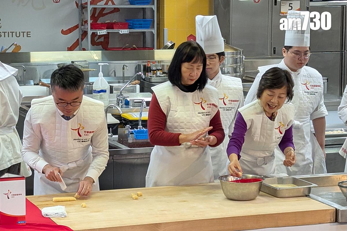 蔡若蓮(右)同李美嫦(中)、施俊輝等分工合作。(羅庸軒攝)