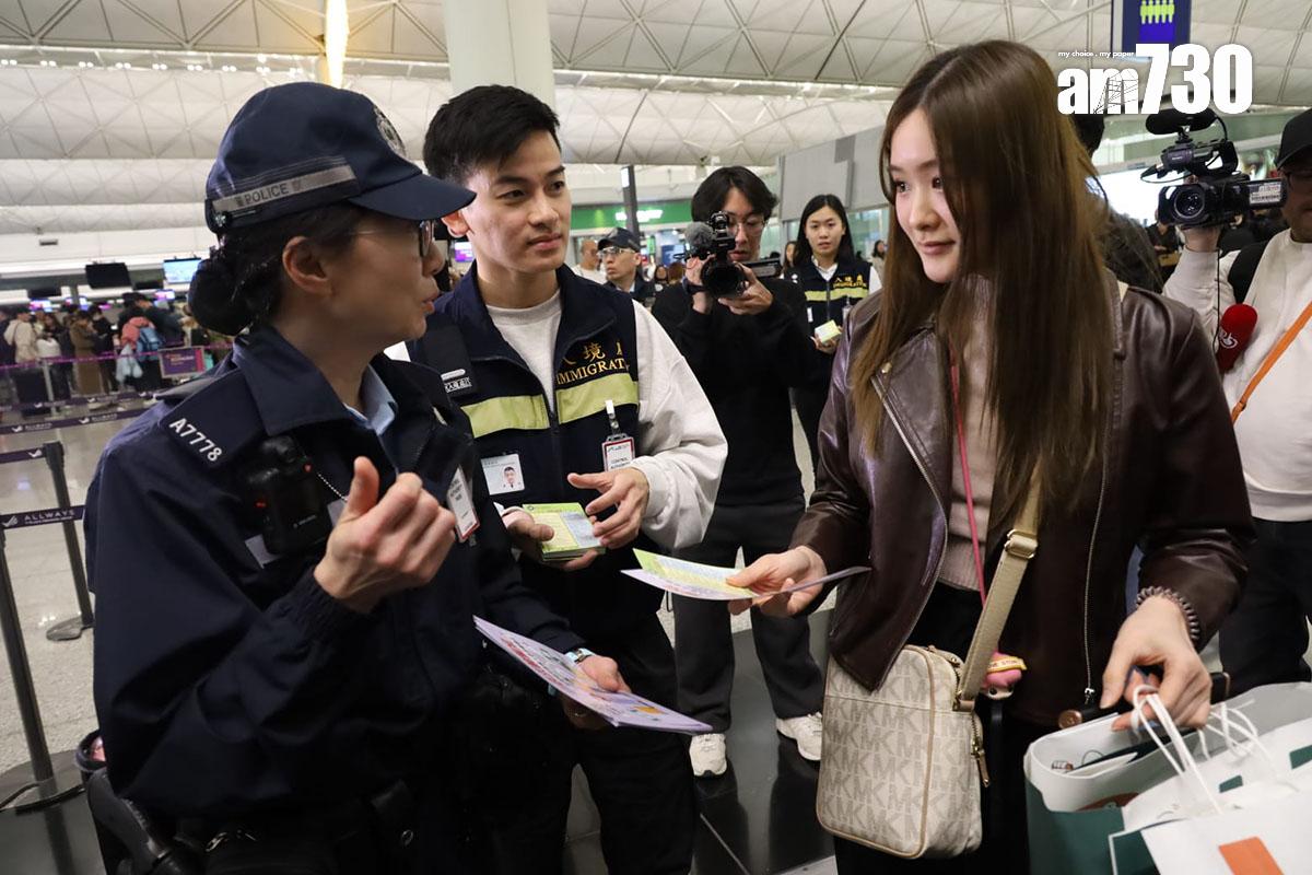 警方和入境處代表在機場向旅客派傳單,宣傳提防海外求職騙案。(鍾式明攝)