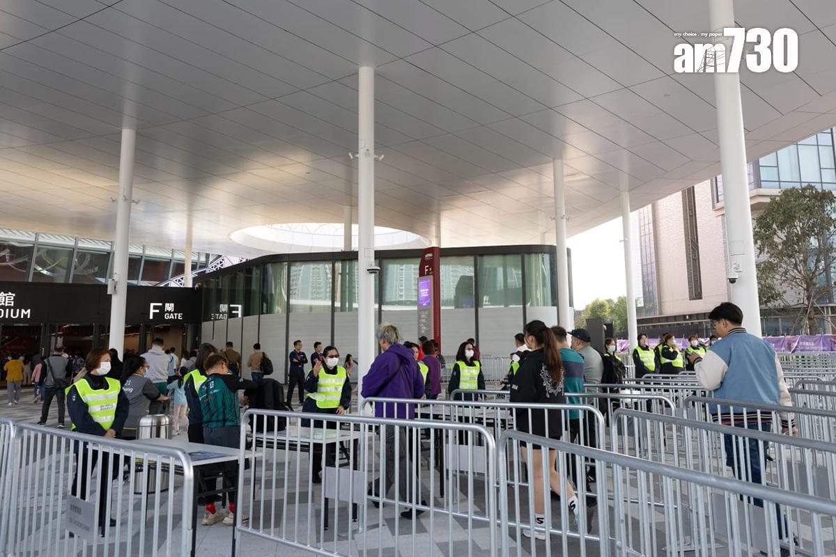 觀眾入場前需要接受安全檢查,相關櫃位未見人龍。(蘇文傑攝)